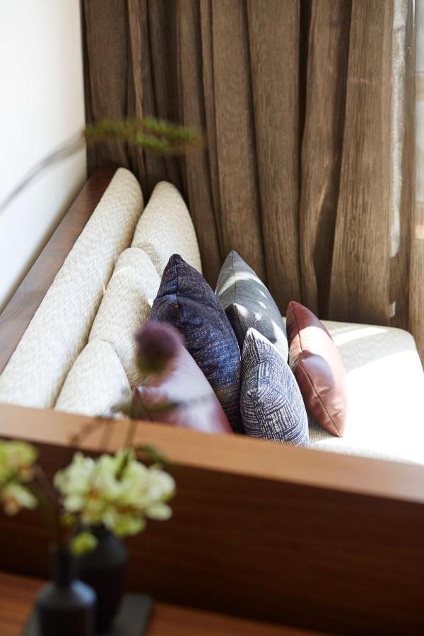 Nobu Hotel Barcelona Luaran gambar A collection of cushions