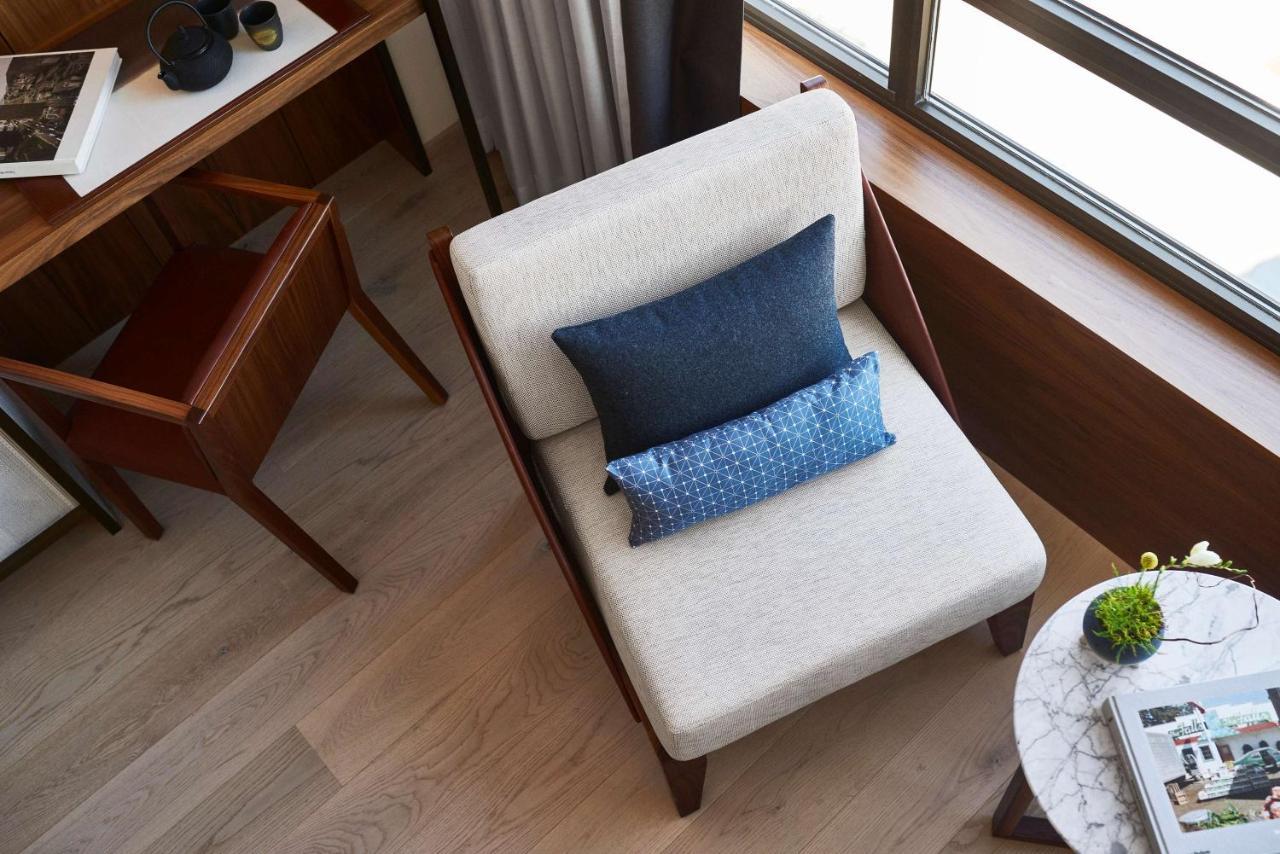 Nobu Hotel Barcelona Luaran gambar A chair with cushions