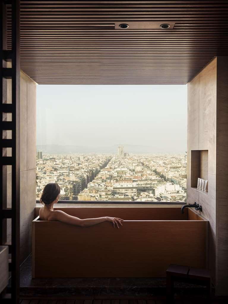 Nobu Hotel Barcelona Luaran gambar A woman in a bathtub