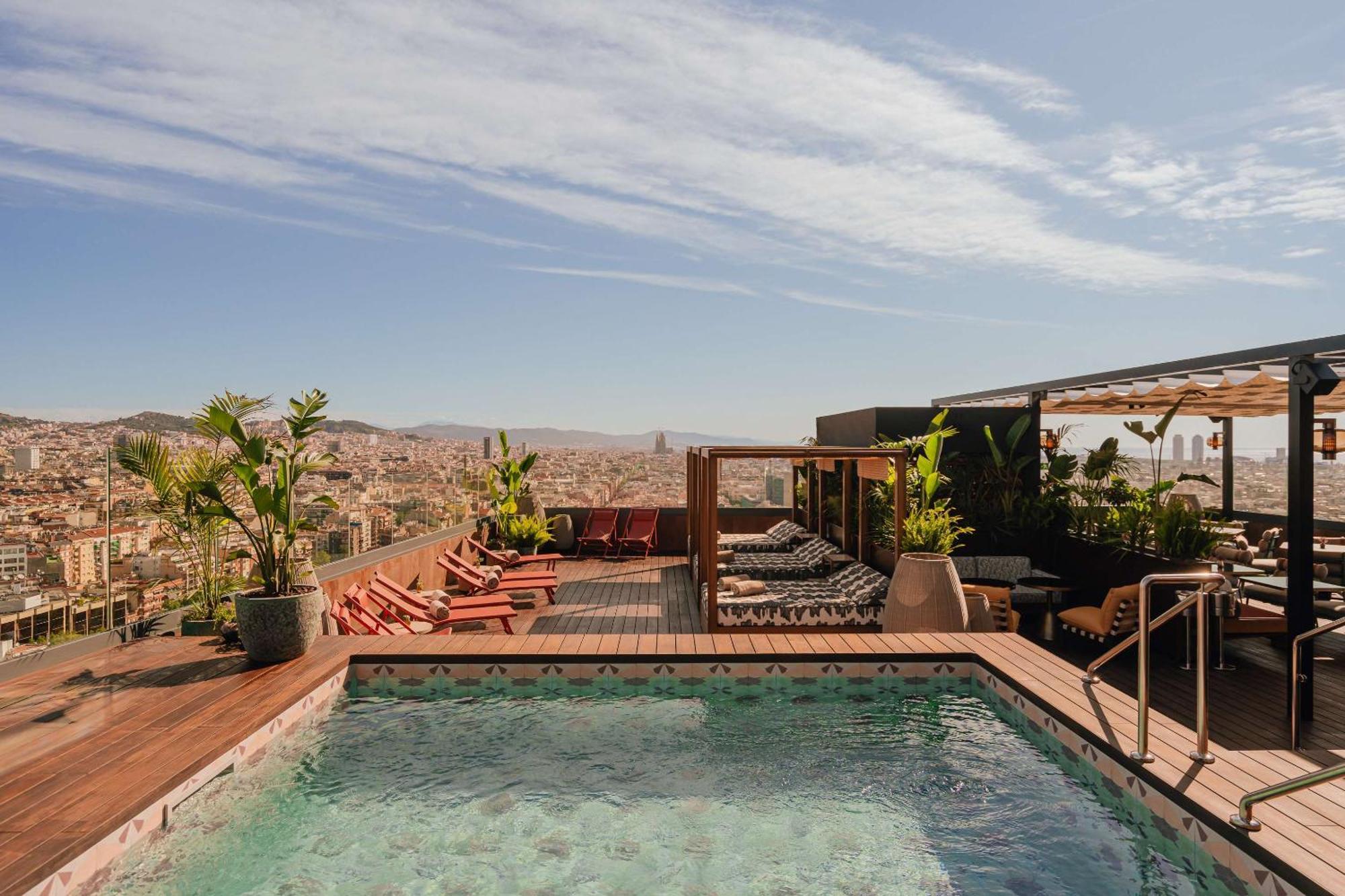 Nobu Hotel Barcelona Luaran gambar The hotel's rooftop pool